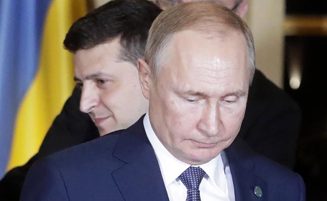 На фото: президент Украины Владимир Зеленский и президент России Владимир Путин (слева направо)