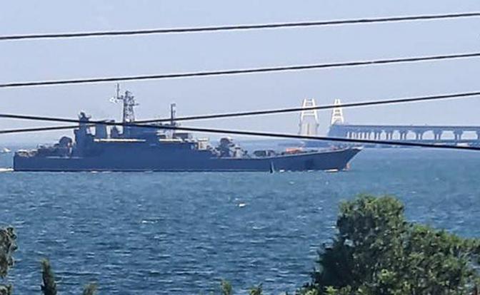 Корабли Черноморского флота наладили переправу гражданского транспорта через Керченский пролив