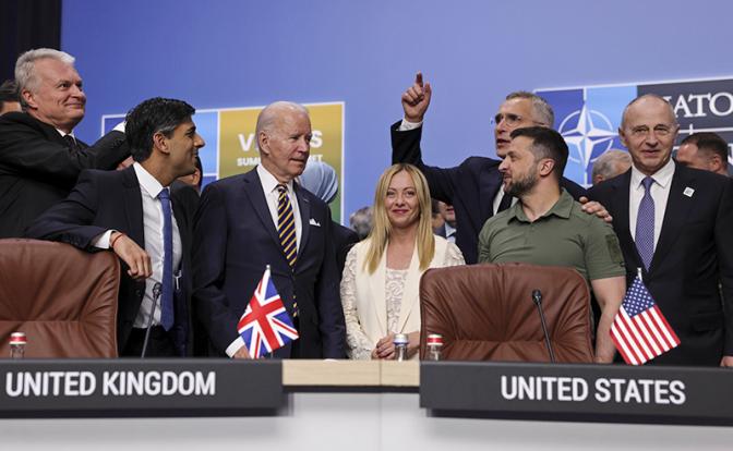 На фото: лидеры НАТО собрались вокруг президента Украины Владимира Зеленского (второй справа) во время заседания Совета Украины во второй день саммита НАТО, 12 июля 2023 г. в Вильнюсе, Литва.