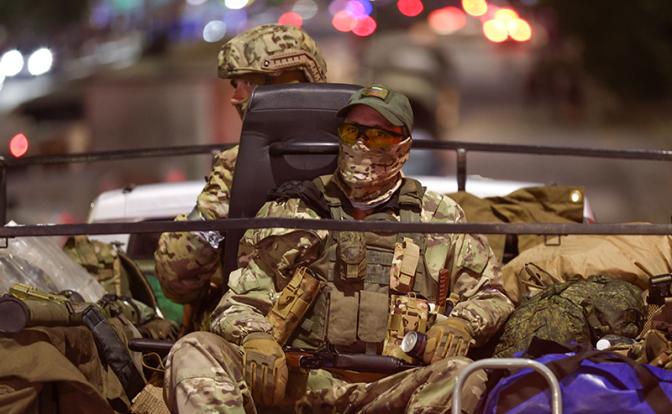 Группа "Вагнер" движется по трассе М-4 в сторону Москвы