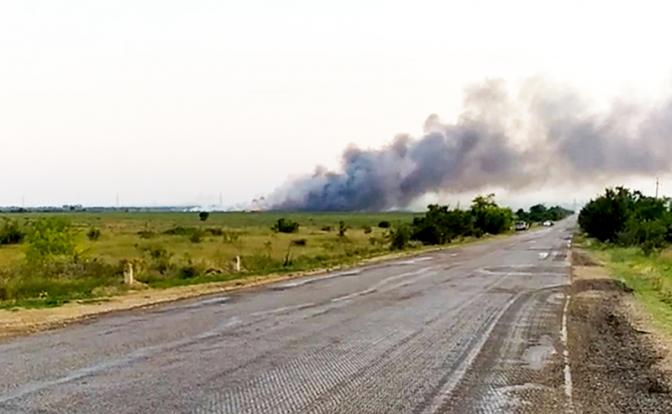 На фото: дым от пожара на войсковом полигоне в Кировском районе.