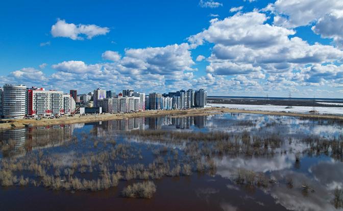 На фото: один из районов города на берегу реки Лены, Якутск, республика Саха (Якутия).