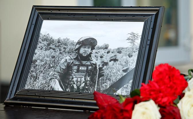 На фото: цветы с фотографией погибшего корреспондента Ростислава Журавлева у здания информационного агентства "Россия сегодня". Журналист, работавший в зоне СВО, погиб после ранения в результате разрыва кассетного суббоеприпаса.