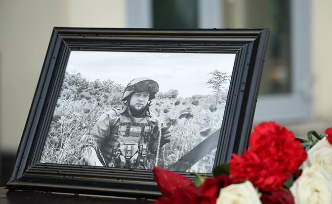 На фото: цветы с фотографией погибшего корреспондента Ростислава Журавлева