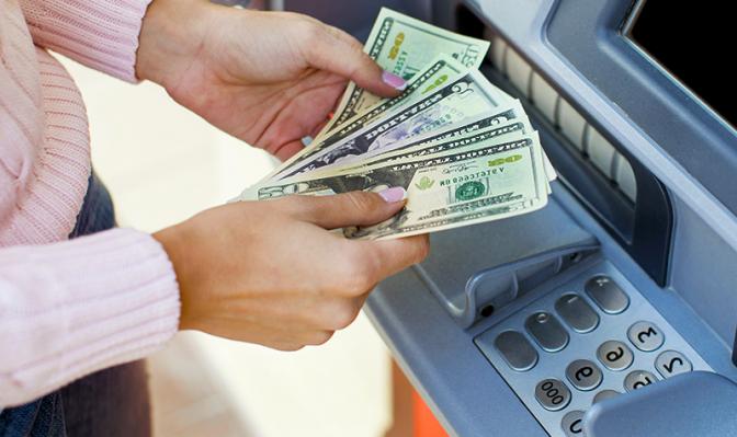 Российские банки перестали принимать доллары и евро через банкоматы