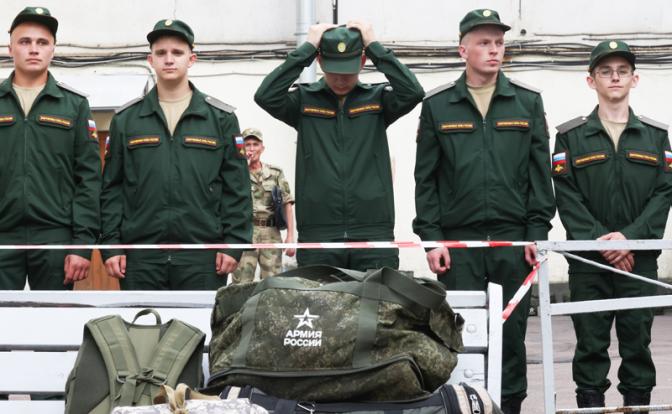 Срочникам планируют разрешить заключать на год контракты с ВС РФ