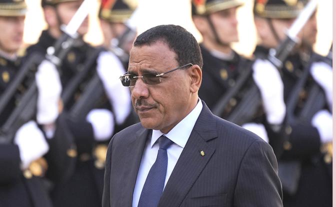 На фото: президент республики Нигер Мохамед Базум