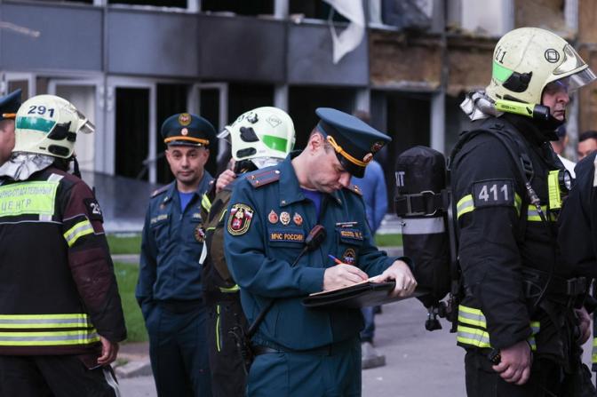 На фото: сотрудники экстренных служб у здания "Око-2", в котором произошел взрыв, на территории делового центра "Москва-Сити". Один человек получил травмы в результате происшествия.