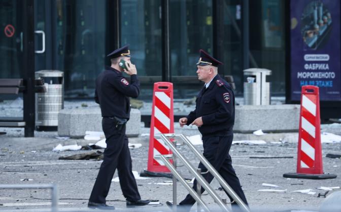 На фото: сотрудники полиции на территории делового центра "Москва-Сити", где произошли взрывы в башнях "Око-2" и "IQ-квартал".