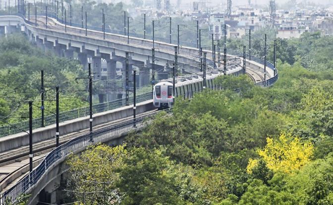 Железнодорожник открыл огонь по движущемуся поезду, погибли люди