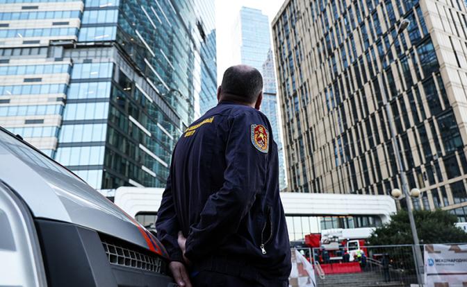 На фото: сотрудник экстренных служб у 50-этажной башни "IQ-квартала", расположенной в деловом центре "Москва-Сити", в которую попал беспилотник.