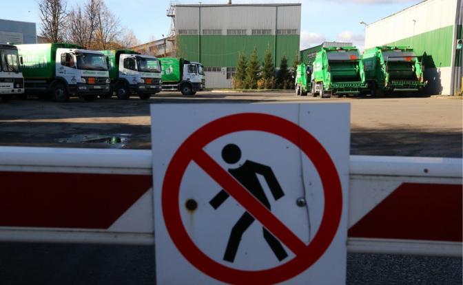 В Москве едкая жидкость вытекла из мусоровоза, концентрация паров в десятки раз превысила норму