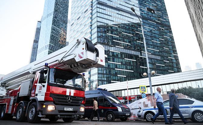 На фото: сотрудники экстренных служб у 50-этажной башни «IQ-квартала», расположенной в деловом центре «Москва-Сити», в которую попал беспилотник.