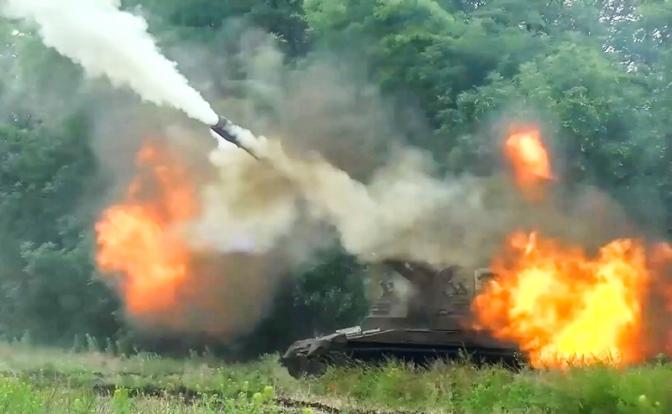 На фото: боевая работа расчетов самоходных гаубиц "Мста-С" Южного военного округа (ЮВО) в зоне проведения специальной военной операции.