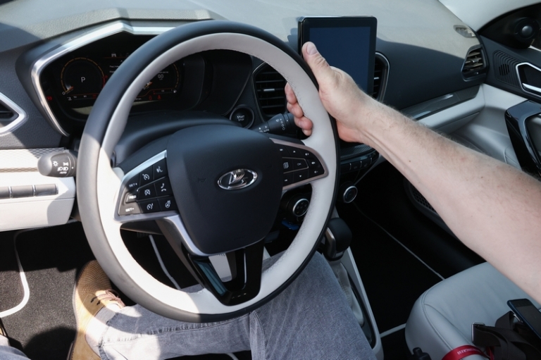 На фото: в салоне автомобиля Lada Vesta Aura