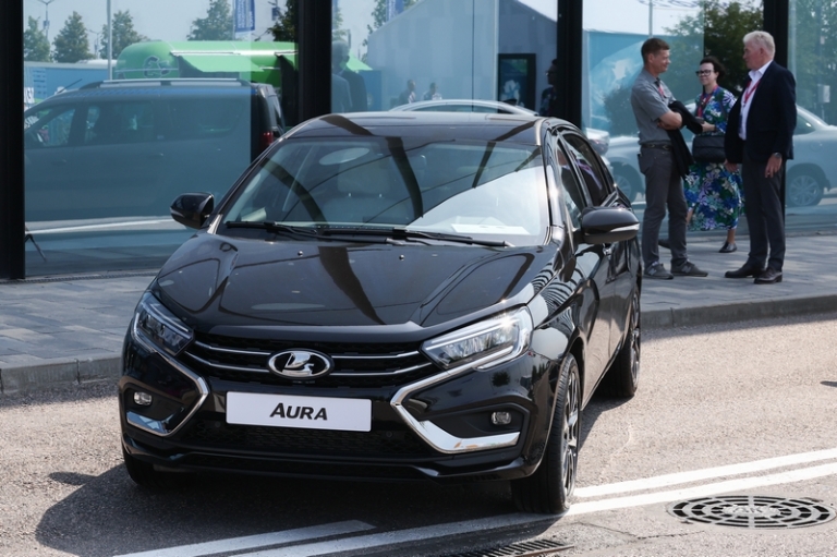На фото: автомобиль Lada Vesta Aura