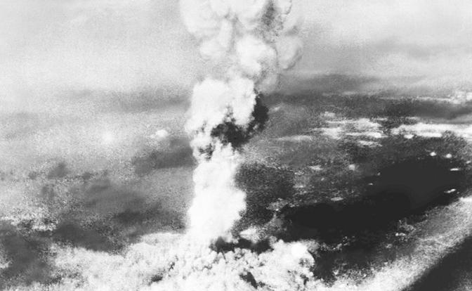 На фото: дым, поднимающийся от взрыва атомной бомбы в Хиросиме 6 августа 1945 года.