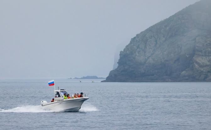 На фото: в проливе Аскольд, Приморский край