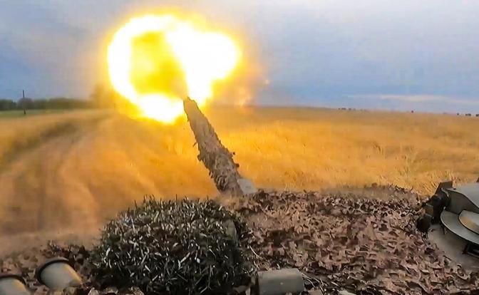 На фото: боевая работа танка Т-90М "Прорыв" в зоне проведения специальной военной операции.