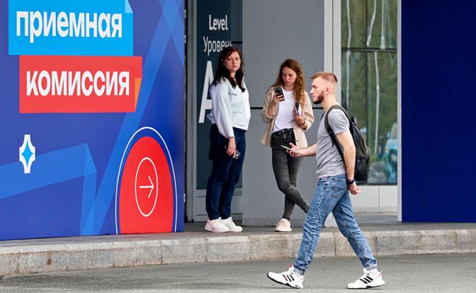 На фото: на территории Дальневосточного федерального университета (ДВФУ) во время приемной кампании.