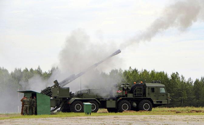 На фото: первая в истории России колесная самоходная гаубица «Мальва», успешно прошла государственные испытания. Она более маневренна, чем артустановки на гусеничном ходу, обладает большим техническим ресурсом и меньшей стоимостью эксплуатации.