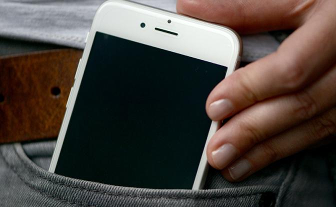 Уролог: мобильный телефон в кармане брюк плохо влияет на способность мужчин к зачатию