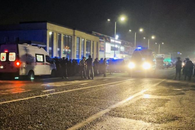 На фото: сотрудники экстренных служб во время ликвидации пожара на месте происшествия. Площадь возгорания на АЗС составляет 500 кв. метров.