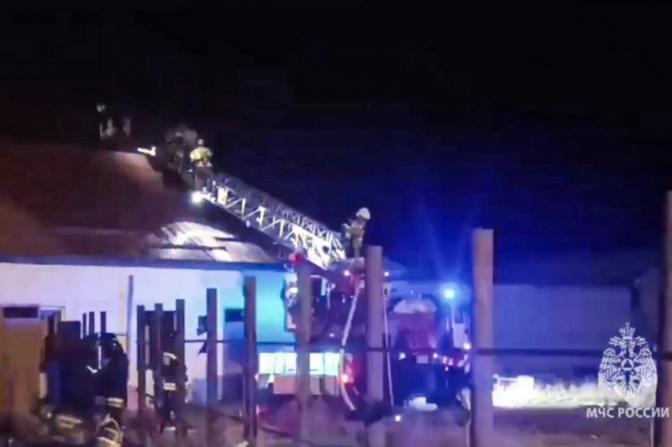 На фото: сотрудники экстренных служб во время ликвидации пожара на месте происшествия. Площадь возгорания на АЗС составляет 500 кв. метров.