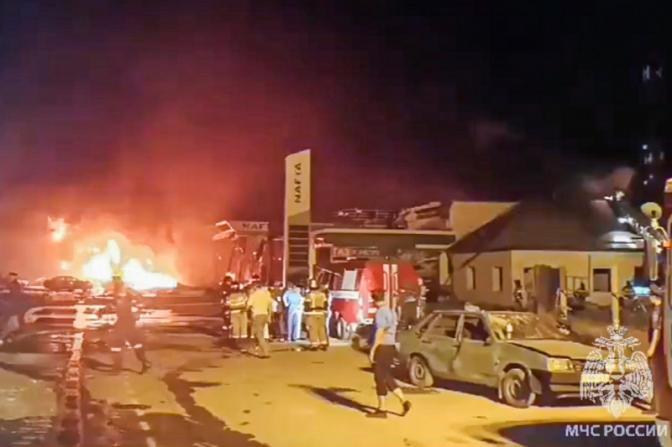 На фото: сотрудники экстренных служб во время ликвидации пожара на месте происшествия.