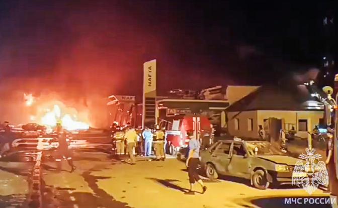 На фото: сотрудники экстренных служб во время ликвидации пожара на месте происшествия.