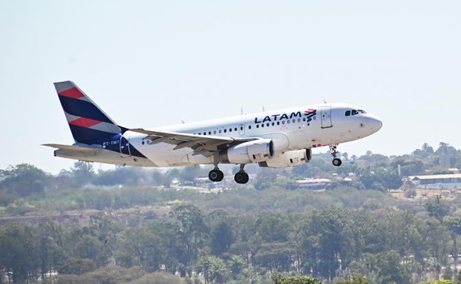 Пилот пассажирского самолета умер по время полета