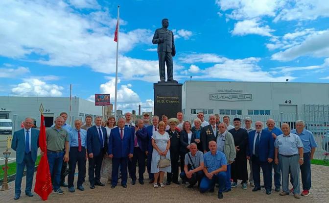 На фото: памятник Иосифу Сталину в Великих Луках