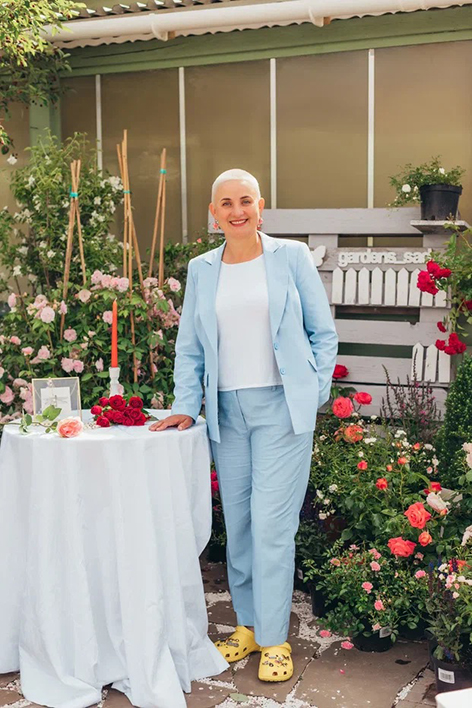  На фото: коллекционер исторической розы Людмила Ижукова.