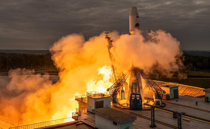 На фото: запуск ракеты-носителя "Союз-2.1б" с автоматической космической станцией (АМС) "Луна-25"