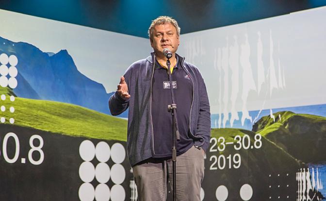 На фото: программный директор фестиваля Алексей Медведев на открытии международного кинофестиваля "Край света. Восток", Южно-Сахалинск.