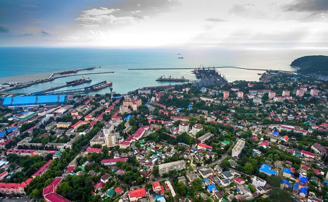 На фото: вид на Туапсе, Краснодарский край.