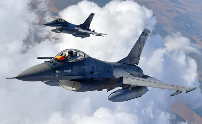 На фото: истребители F-16. Министр обороны Украины Алексей Резников заявил, что обучение украинских пилотов на истребителях F-16 уже началось.