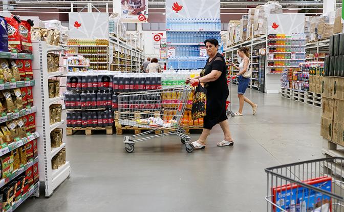 Экономист Зубец рассказал, на что поднимутся цены из-за девальвации рубля