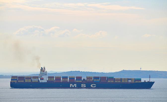 На фото:  грузовое судно у пролива Дарданеллы в Чанаккале, Турция.