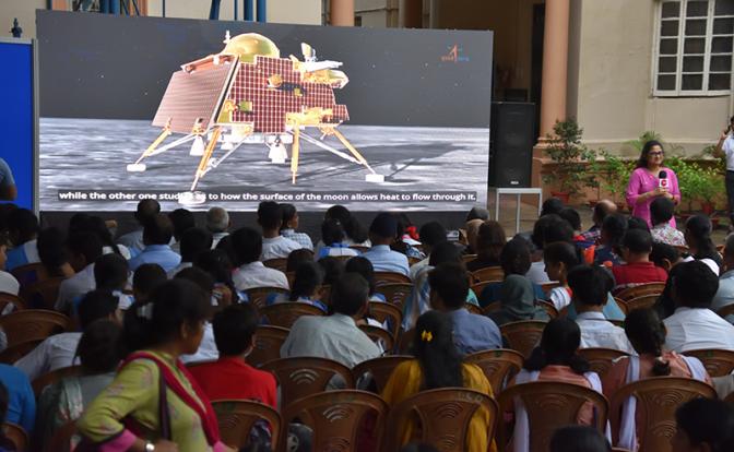 На фото: публика наблюдает за прямой трансляцией успешной мягкой посадки миссии "Чандраян-3" на Луну вблизи южного полюса Луны, проведенной Индийской организацией космических исследований