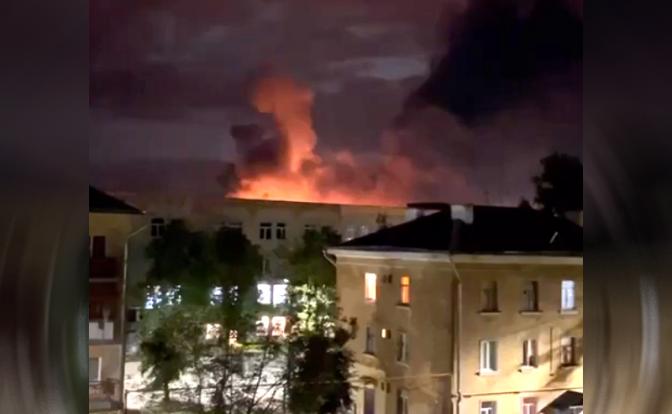 На фото: Минобороны в Псковском аэропорту отражает атаку беспилотников.