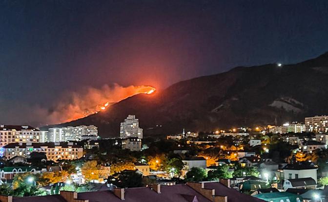 На фото: природный пожар в микрорайоне Куприянова Щель. Произошло возгорание сухой растительности, огонь перекинулся на лесной массив.