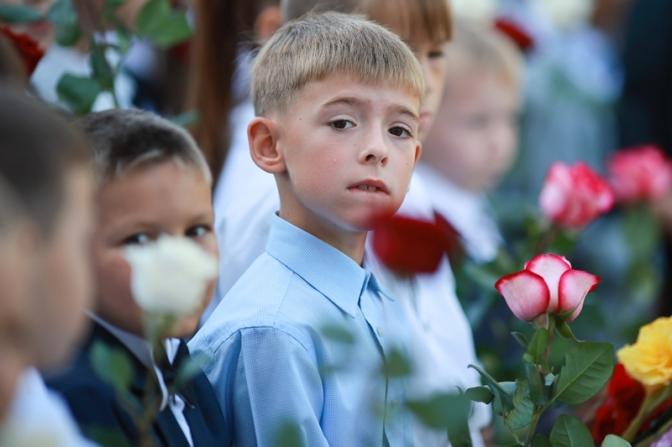 На фото: школьники на торжественной линейке, посвященной Дню знаний, в школе №1 в Москве.