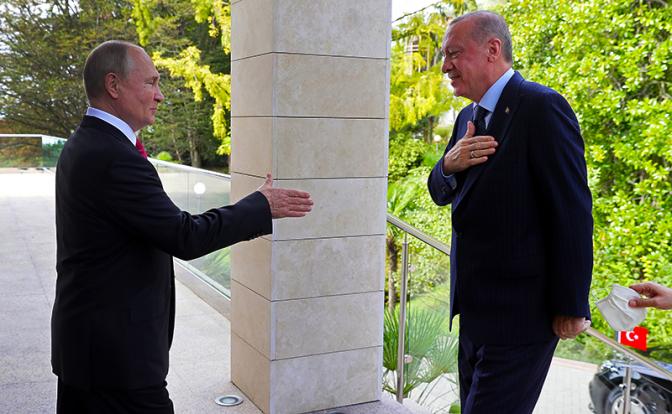 На фото: резидент РФ Владимир Путин и На фото: президент Турции Реджеп Тайип Эрдоган (слева направо) во время встречи в резиденции "Бочаров ручей" в Сочи.