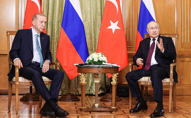 На фото: президент РФ Владимир Путин и президент Турции Реджеп Тайип Эрдоган (справа налево) во время встречи на территории санатория "Русь".