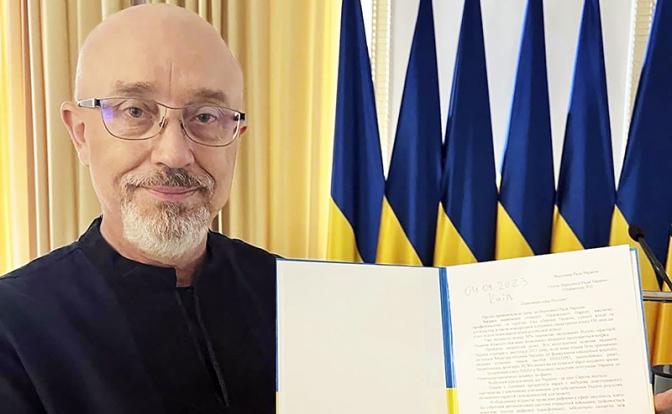 На фото: министр обороны Украины Алексей Резников показывает свое заявление об отставке.