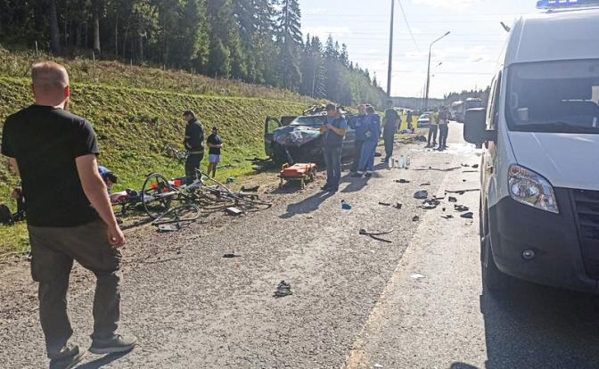 На фото: сотрудники экстренных служб на месте аварии с участием велосипедистов и грузового автомобиля на трассе "Скандинавия".
