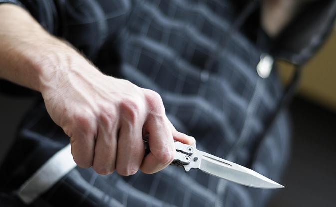 В Ростовской области подросток порезал ножом учителей и родителя перед началом уроков