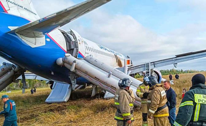 На фото: самолет "Уральских авиалиний", совершивший экстренную посадку на грунт в районе села Убинского из-за проблем с гидросистемой.