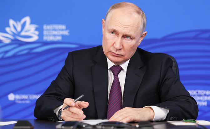 На фото: президент РФ Владимир Путин во время встречи с модераторами ключевых сессий Восточного экономического форума - 2023